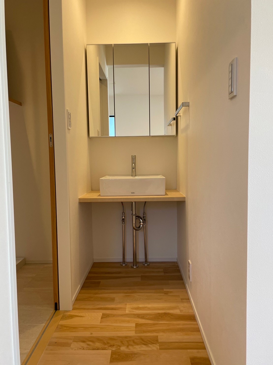 造作の洗面化粧台