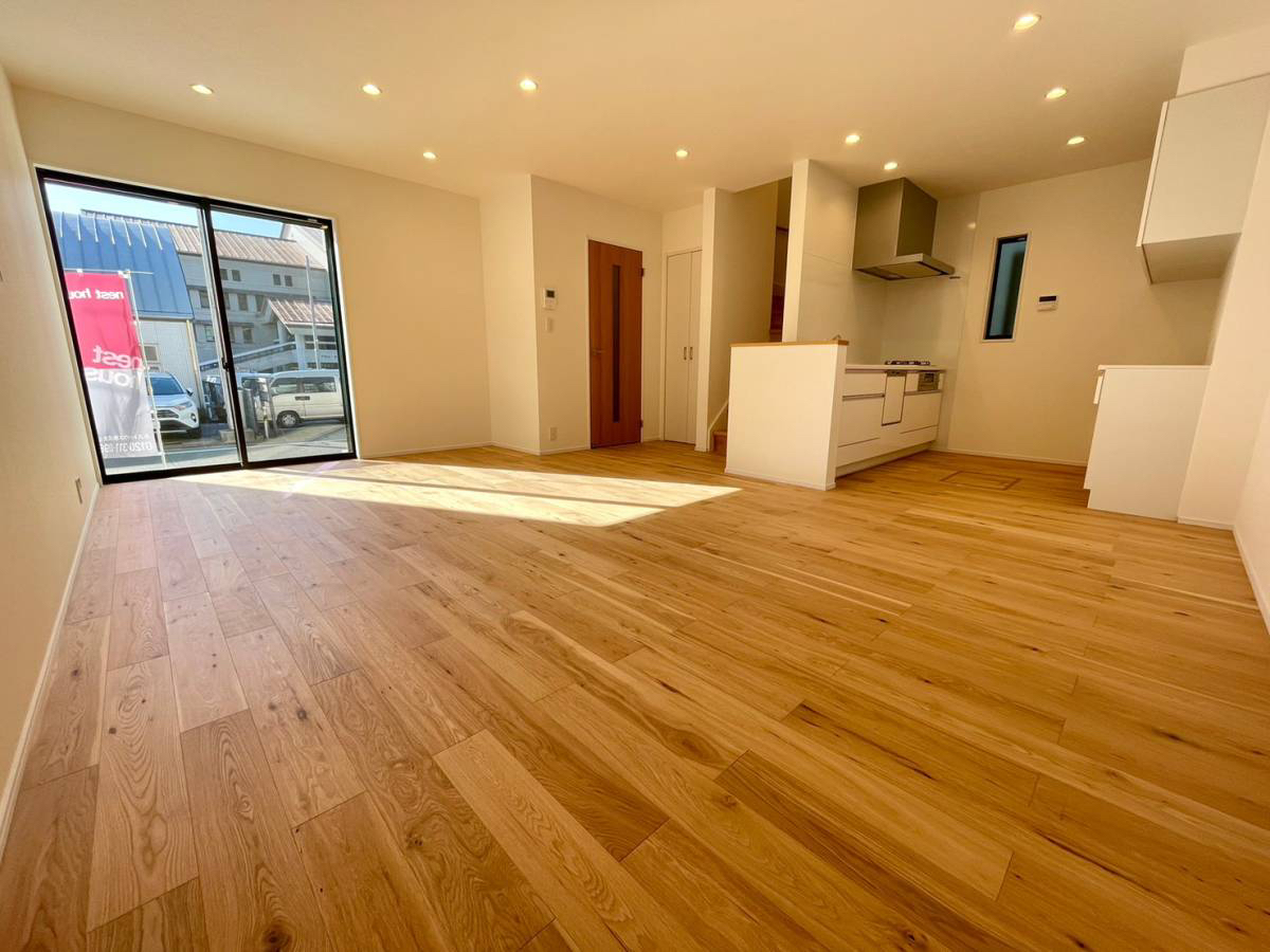 LDKの窓から心地よい日差しが入ります。