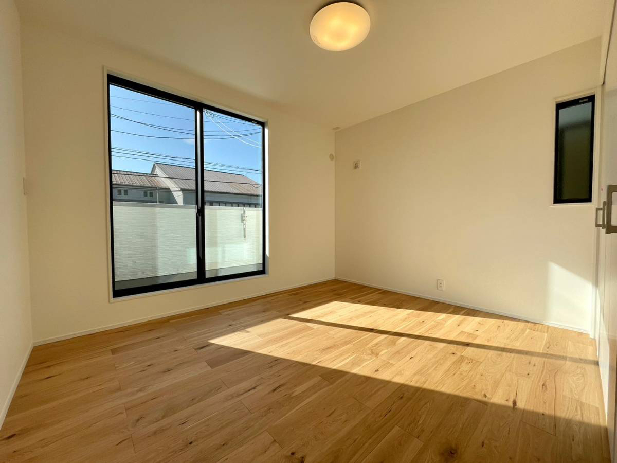 日差しの降り注ぐ主寝室