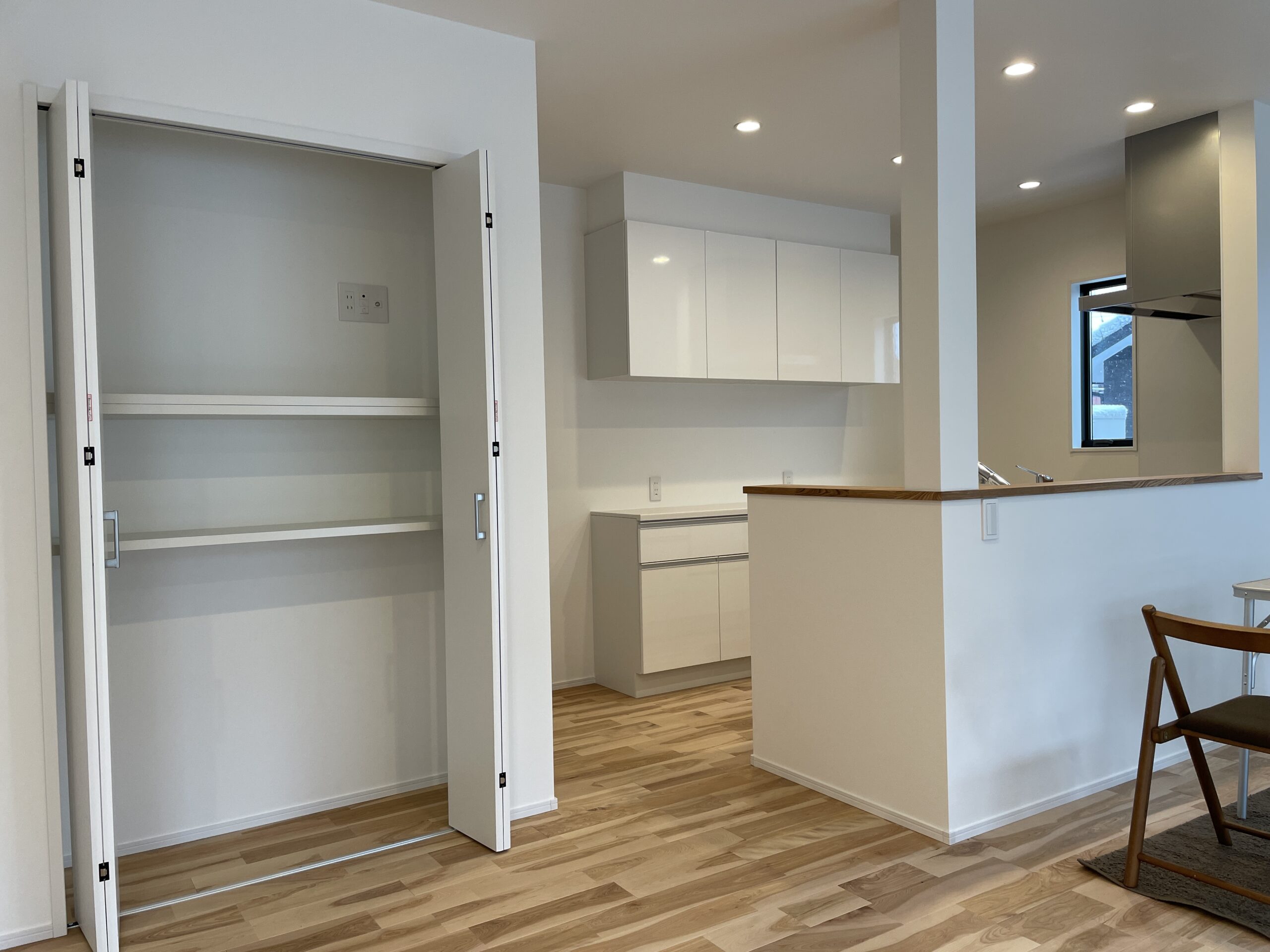 パントリーにも使える収納があり、部屋が広く使えます。