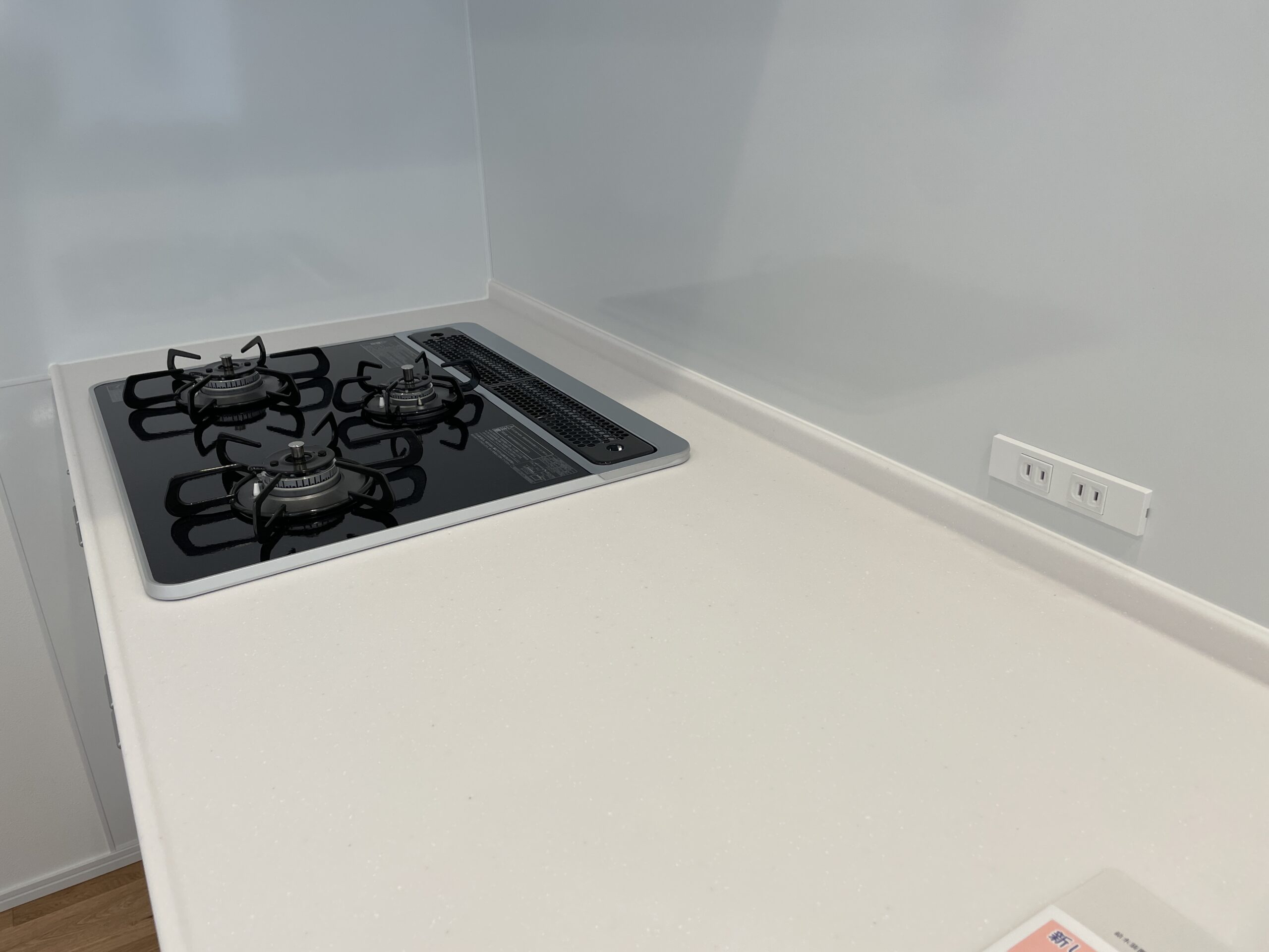 キッチンにもコンセントがあり、ブレンダーなどの使用も楽々です。