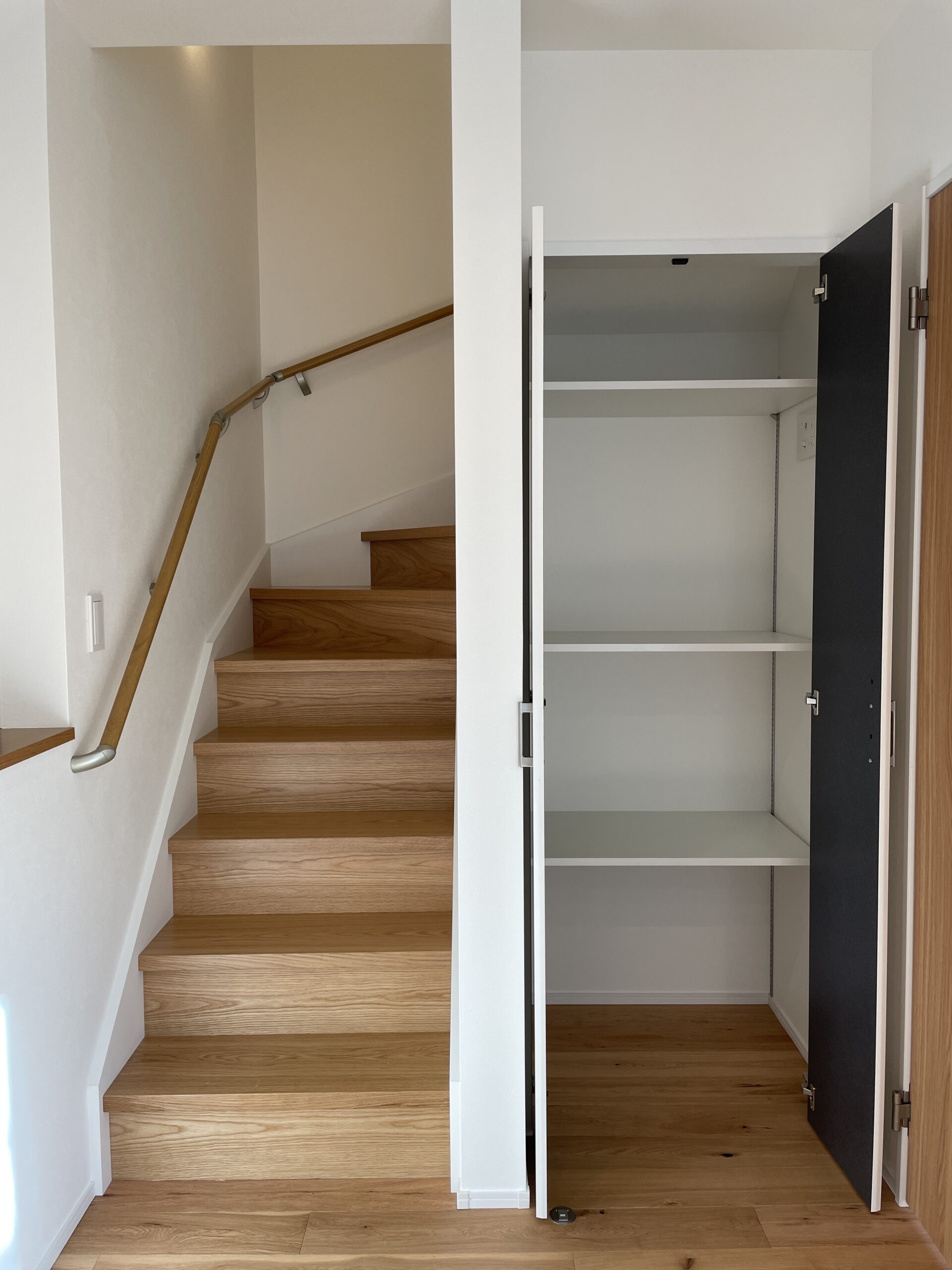 階段下を用いた収納