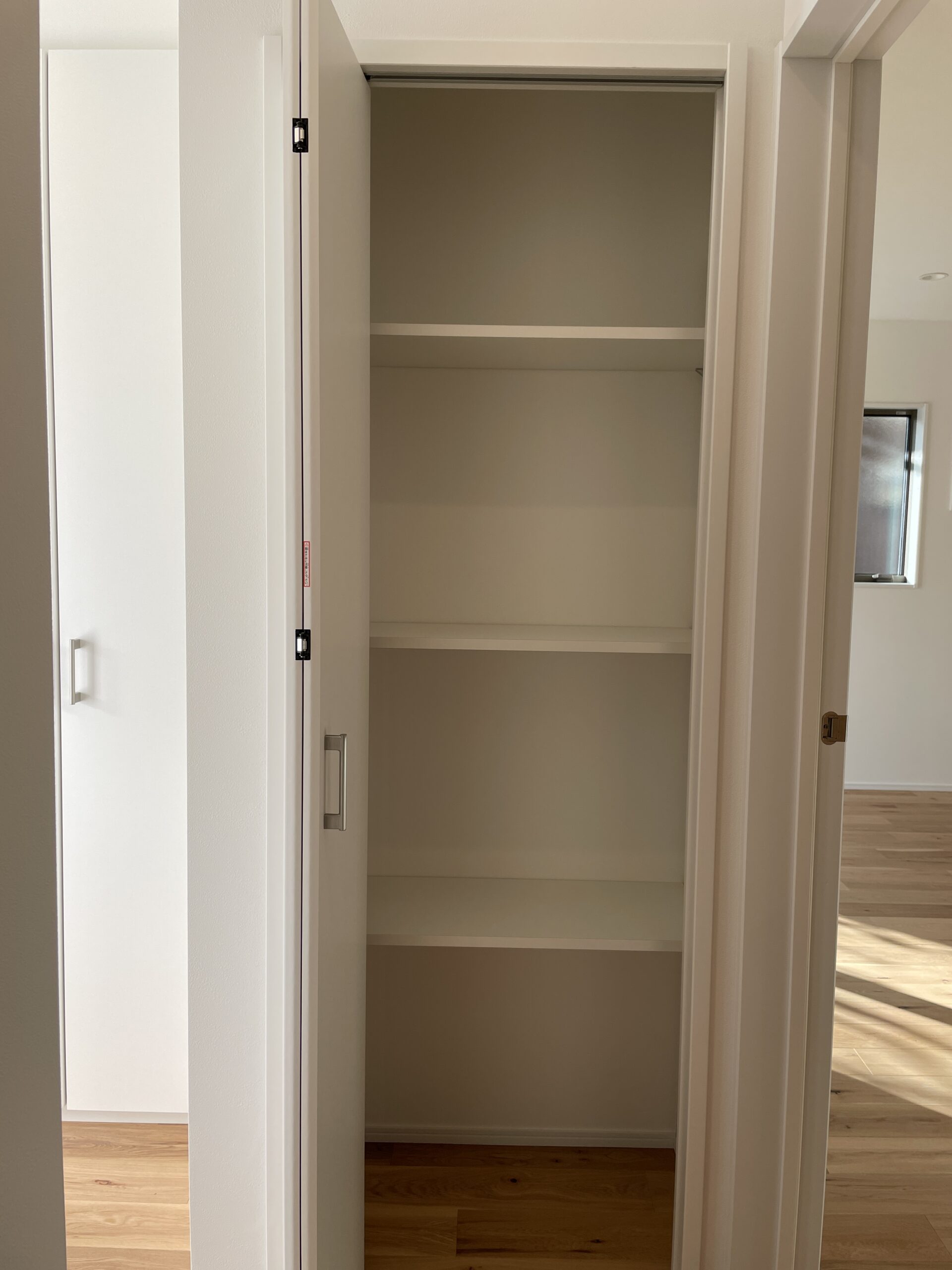 玄関周りには靴箱以外にも収納があり、ゴルフバッグなど日用品が収納できます。